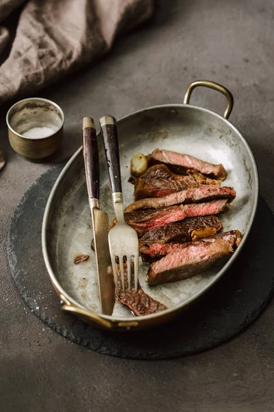 Fatias Suculentas Carne Assada Bife Frigideira Vintage Close — Fotografia de Stock