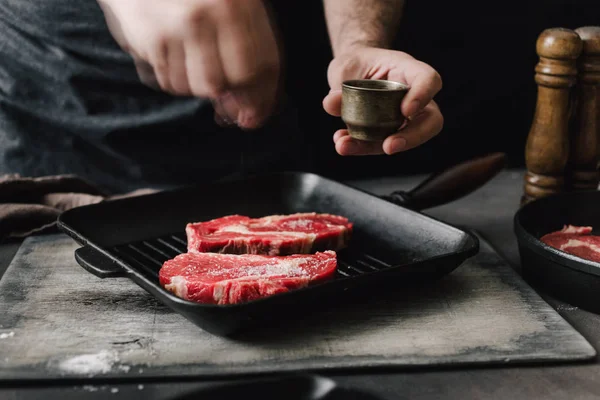 肉屋料理牛肉ステーキ キッチンをクローズ アップ — ストック写真