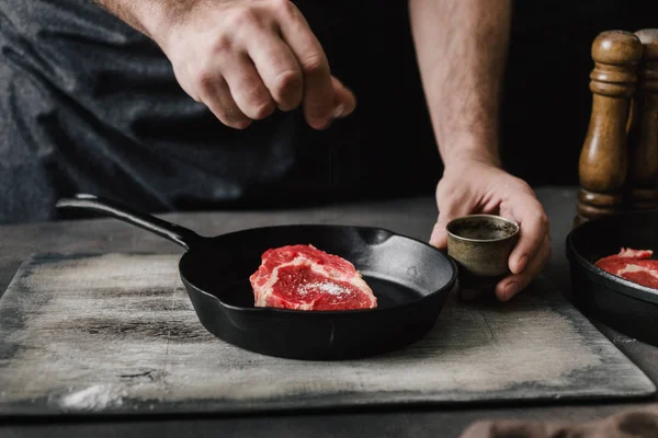 Adam Mutfak Sığır Eti Biftek Pişirme — Stok fotoğraf
