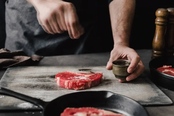 Erkek Eller Mutfak Tuz Sığır Eti Biftek Serpin — Stok fotoğraf