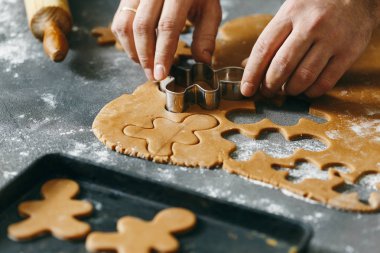 Erkek eller Noel kurabiyesi yapıyor.
