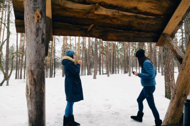 Kadınlar kış ormanlarında hafta sonları dinleniyorlar.