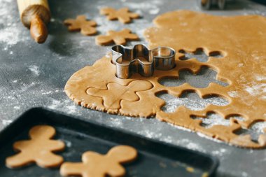 Üstten Görünüm Noel gingerbread çerezleri pişirme için malzemeler
