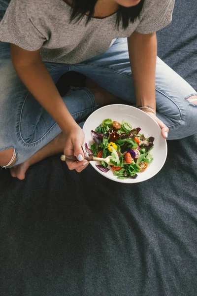 Mujer Joven Comiendo Ensalada Sentada Cama — Foto de Stock