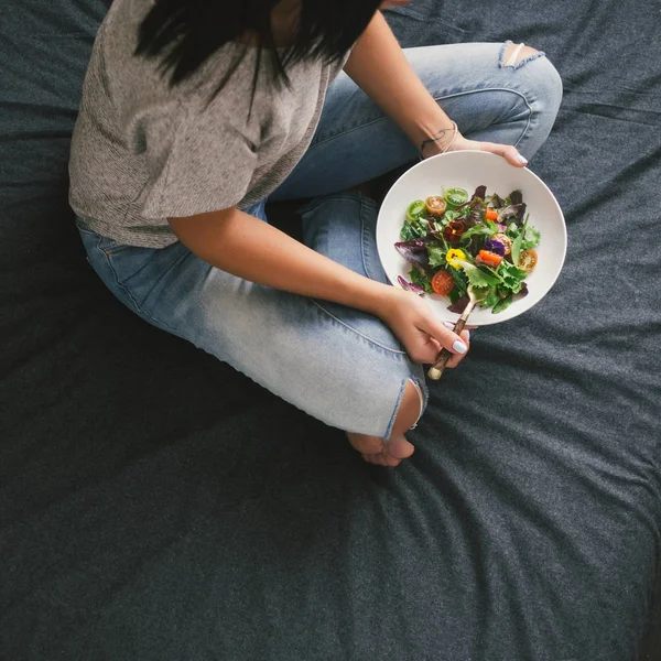 Mujer Joven Comiendo Ensalada Cama Casa — Foto de Stock
