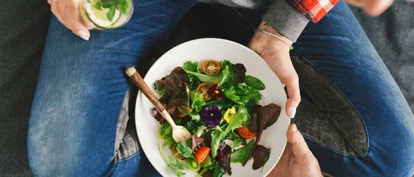 Primer Plano Mujer Comiendo Ensalada Cama — Foto de Stock