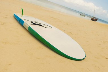 Sörf tahtası görünümünü güneşli gün kum plaj