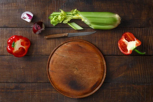 Круглый Деревянный Кухонный Стол Свежими Овощами — стоковое фото