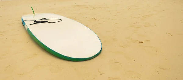 Zobacz Deska Surfingowa Piaszczystej Plaży Słoneczny Dzień — Zdjęcie stockowe