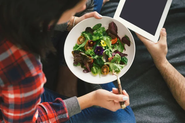 Jovem Mulher Comendo Salada Sentada Cama — Fotografia de Stock