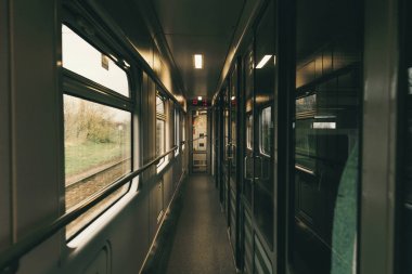 Boş tren iç güneş ışıkları ile 