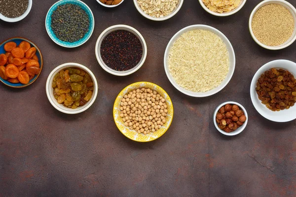 Düz yatıyordu üstten görünüm ayarlama vejetaryen sağlıklı yiyecekler - farklı superfood, tohum ve hububat kopya alanı ile koyu arka plan üzerinde. Temiz yemek