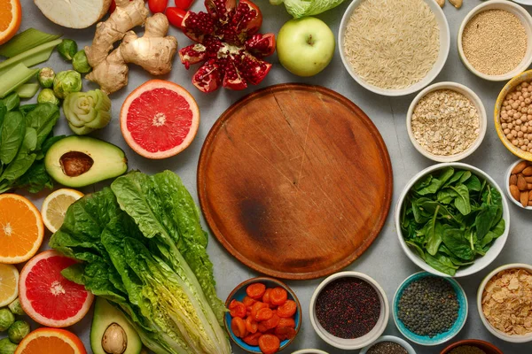 Ahşap Mutfak Kurulu Temiz Yemek Ayarla Vejetaryen Sağlıklı Yiyecekler Farklı — Stok fotoğraf