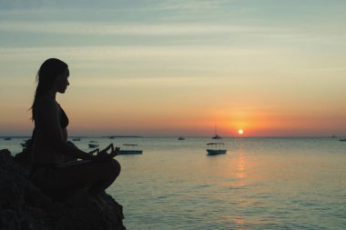 Sunset bulvarında pratik Yoga mutlu genç kadın