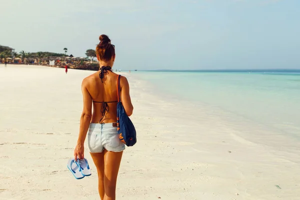 Вид Спины Молодой Женщины Рюкзаком Прогуливающейся Океанскому Шорлайну Утром — стоковое фото