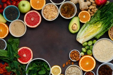 Vejetaryen sağlıklı gıda - farklı sebze ve meyve, superfood, tohumlar, tahıl, yaprak sebze koyu arka plan, üstten görünüm üzerinde çerçeve. Düz yatıyordu. Temiz yemek kavramı