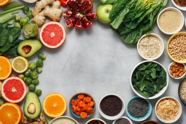 Üstten Görünüm kavramı yeme temiz. Vejetaryen sağlıklı gıda - farklı sebze ve meyve, superfood, tohumlar, tahıl, yaprak sebze beyaz zemin üzerine çerçeve. Düz yatıyordu