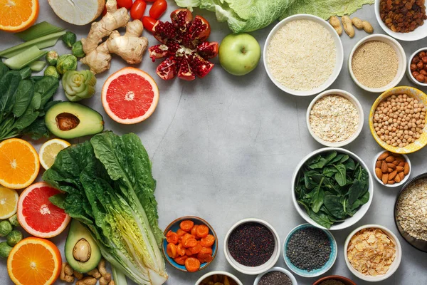 素食健康食品的框架 不同的蔬菜和水果 超级食品 叶菜在白色的背景 顶部的看法 清洁饮食概念 — 图库照片
