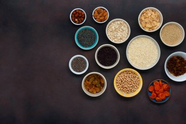 Düz yatıyordu farklı superfood, tohum ve hububat kopya alanı ile koyu arka plan üzerinde.