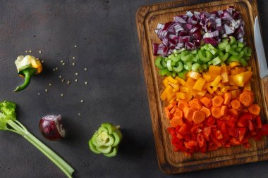 Dilimlenmiş taze sebze kesme tahtası üzerinde koyu arka plan kopya alanı ile hizmet veren Üstten Görünüm