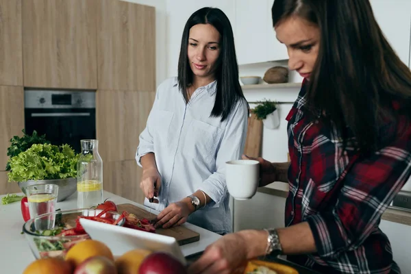 Dos Mujeres Jóvenes Cocinando Alimentos Saludables Cocina Casera —  Fotos de Stock