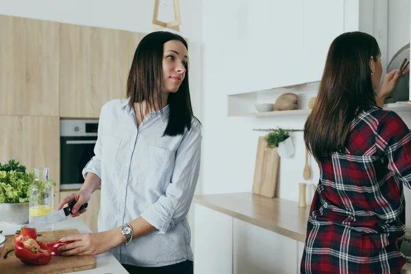 Dos Novias Cocinando Comida Saludable Cocina Casera —  Fotos de Stock