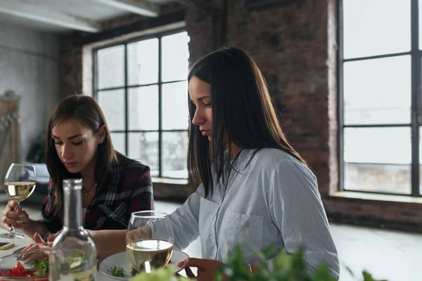 Dos Novias Cenan Beben Vino Cocina Casera — Foto de Stock