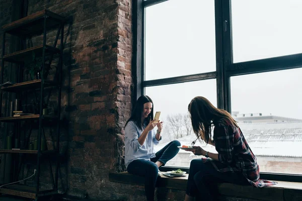 Alegres Mujeres Jóvenes Cenando Sentadas Alféizar Ventana Casa — Foto de Stock