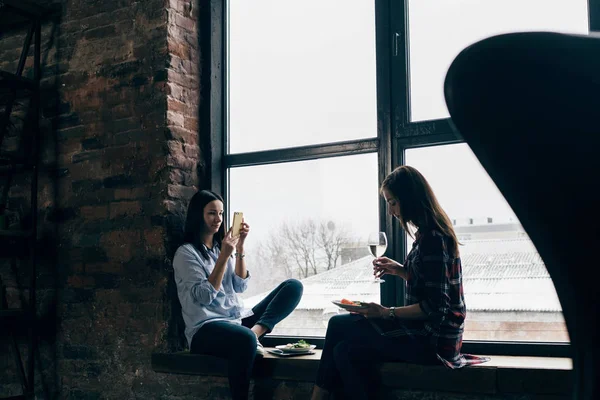 Dos Mujeres Jóvenes Tienen Comedor Sentado Alféizar Ventana — Foto de Stock