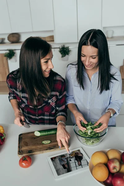 Dos Mujeres Jóvenes Cocinando Cocina Casera —  Fotos de Stock