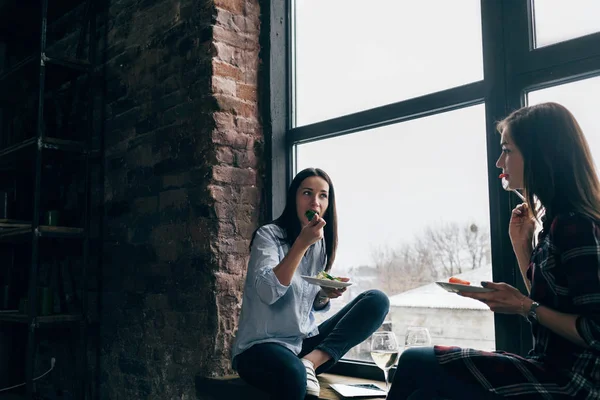 Dos Hermosas Mujeres Jóvenes Cenan Sentadas Alféizar Ventana Casa — Foto de Stock