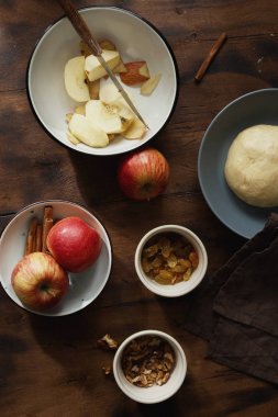 Elmalı turta yemek için ham maddeler