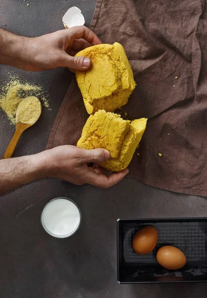 Mãos quebrando pão de milho recém-assado — Fotografia de Stock