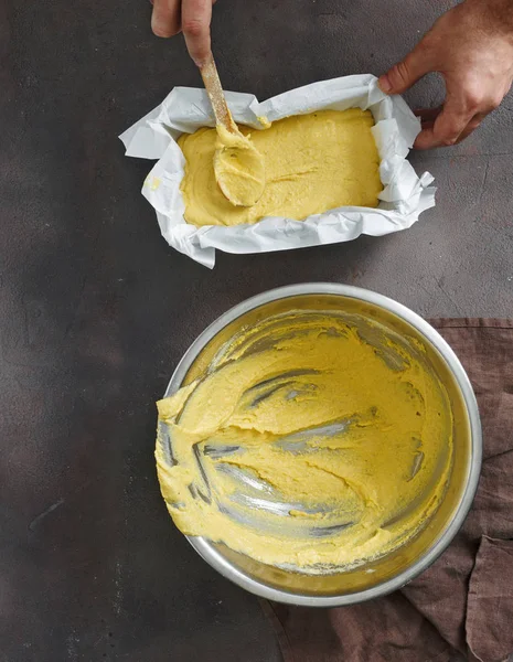 Homem preparando pão de milho vista superior — Fotografia de Stock