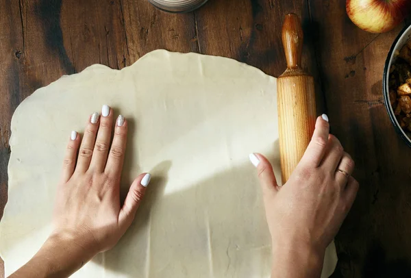 Female hands rolling  out dough — Stock Photo, Image