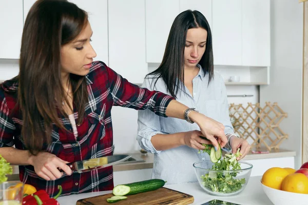 Freunde kochen Gemüsesommersalat — Stockfoto