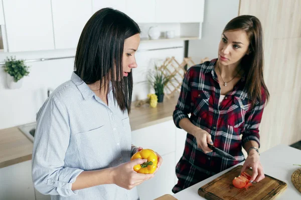 Freunde reden und kochen Gemüsesommersalat — Stockfoto