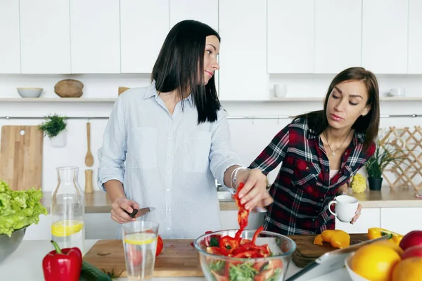 Amici che parlano e cucinano — Foto Stock