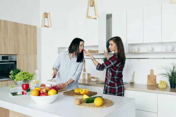 Fidanzate cucinare verdura estate insalata — Foto Stock