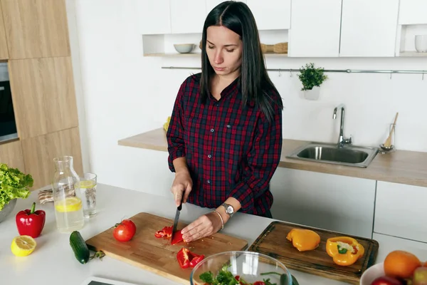 Mujer está preparando verduras —  Fotos de Stock