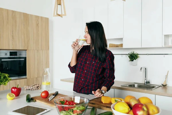 Frau kocht Sommersalat mit Gemüse — Stockfoto