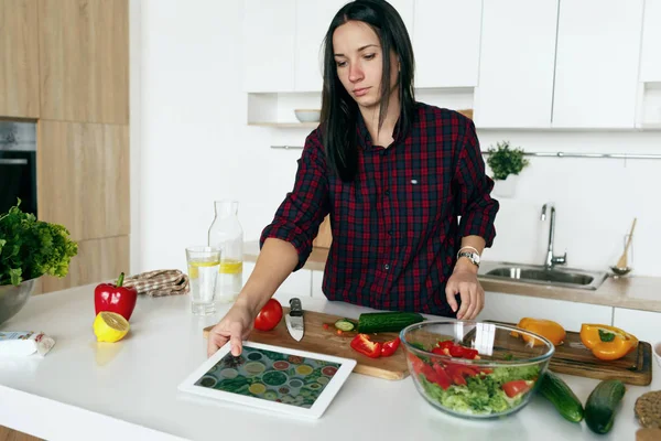 Donna che cucina insalata estiva vegetale — Foto Stock