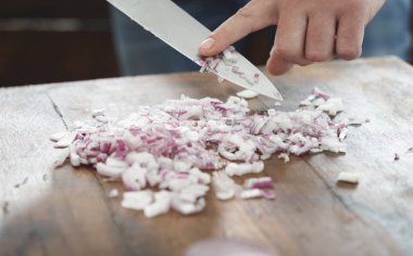 taze kırmızı soğan doğrama eller 