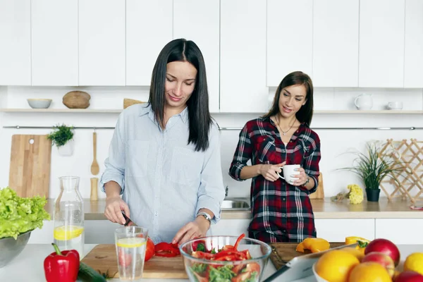 Novias cocinar verduras ensalada de verano — Foto de Stock