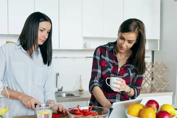 Freundinnen kochen Gemüsesommersalat — Stockfoto