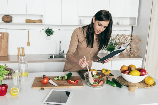 Frau kocht Gemüsesommersalat — Stockfoto