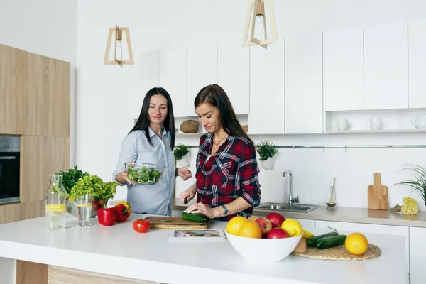 Amigos felices hablando y cocinando —  Fotos de Stock