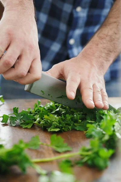 Manos picando perejil fresco — Foto de Stock