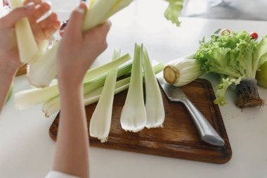 Detoks beyaz mutfak masasında kokteyl hazırlanması için malzemeler