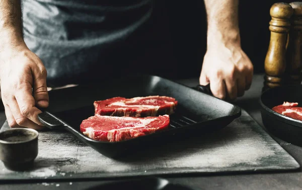 Vista Próxima Homem Preparando Bife Carne Mesa Madeira — Fotografia de Stock